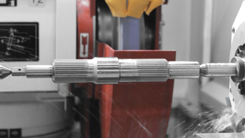 Schleifarbeiten auf CNC-Maschine bei GROB AG