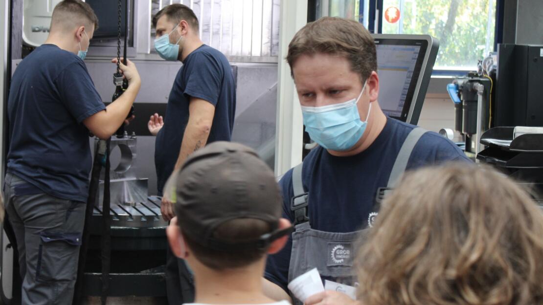 Mitarbeiter GROB AG beim Einrichten der Maschine mit Hebezug
