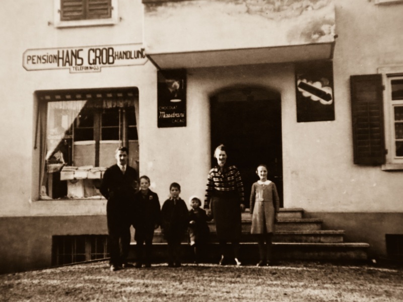 Familie Grob vor dem Haus Bahnhofstrasse 40