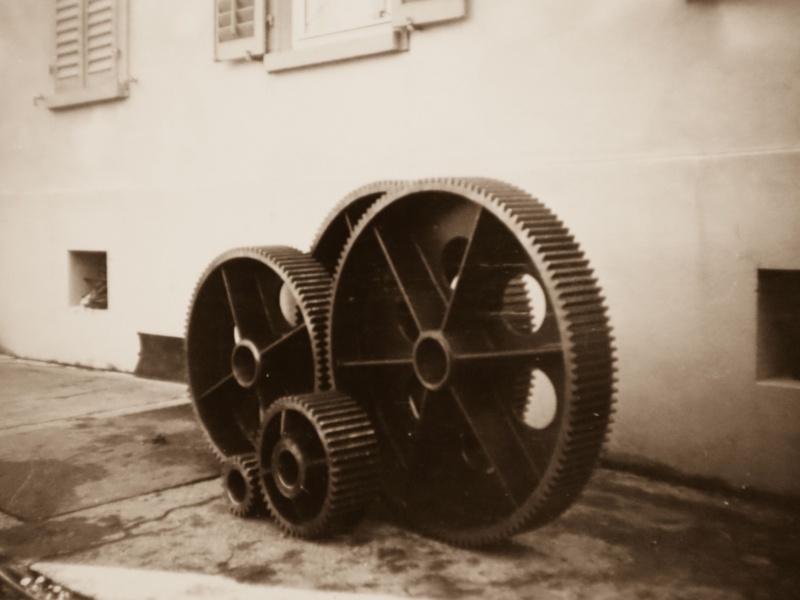 Zahnräder mit Klappe in Boden, durch welche die Zahnräder in den Keller gelassen wurden